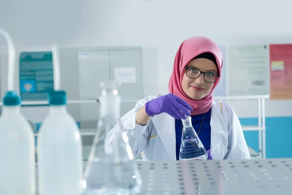 Trabajador de laboratorio musulmán con hijab — Foto de Stock