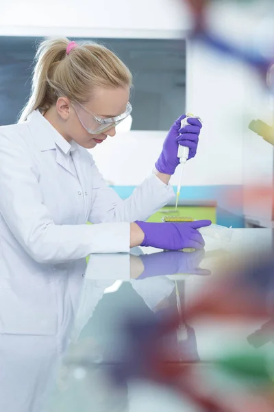 Female researcher in a lab — Stock Photo, Image