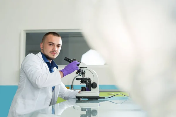 Vrolijke jonge onderzoeker — Stockfoto