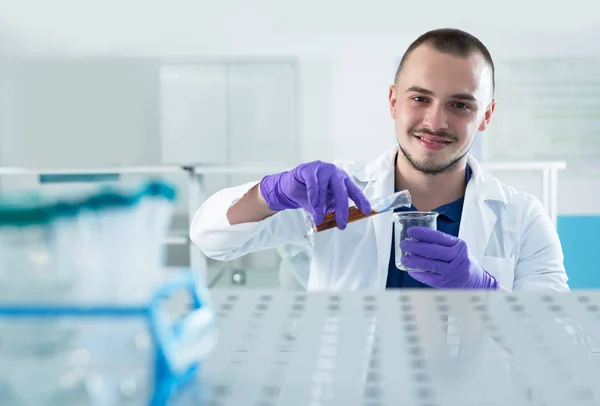 Científico sonriente trabajando en laboratorio — Foto de Stock