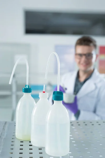 Científico trabajando en laboratorio — Foto de Stock