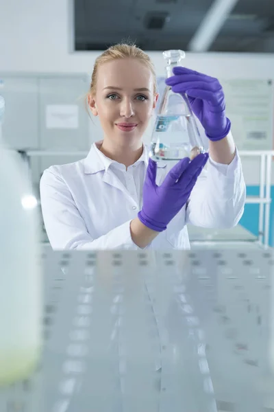 Investigadora en un laboratorio — Foto de Stock