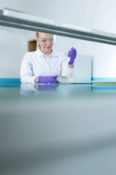 Investigadora en un laboratorio — Foto de Stock