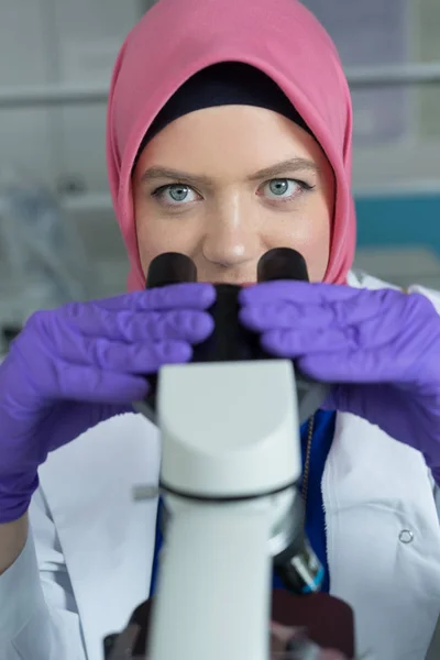 Trabajador de laboratorio musulmán — Foto de Stock