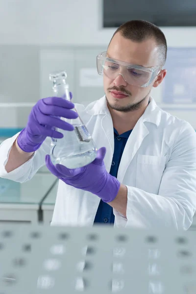 Jovem cientista em laboratório — Fotografia de Stock