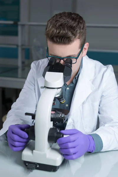 Επιστήμονας που εργάζεται με μικροσκόπιο — Φωτογραφία Αρχείου