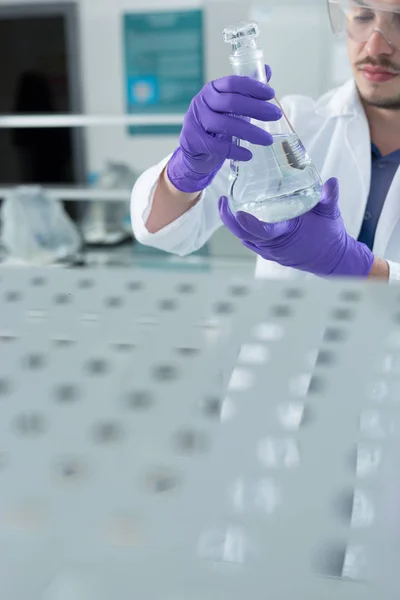 Científico trabajando en laboratorio — Foto de Stock