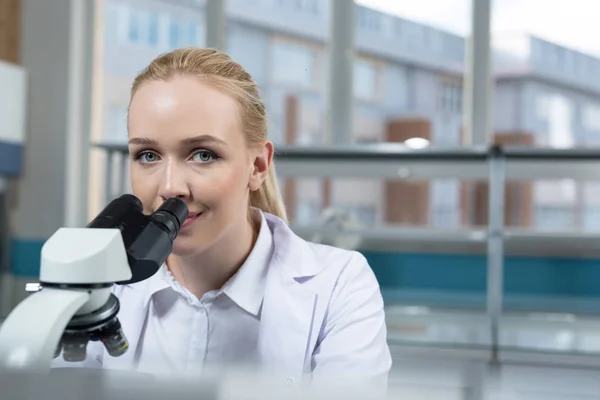 Investigadora en un laboratorio — Foto de Stock