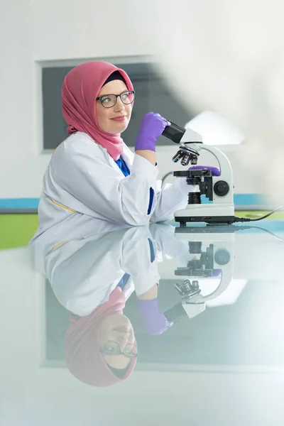 Trabajador de laboratorio musulmán — Foto de Stock