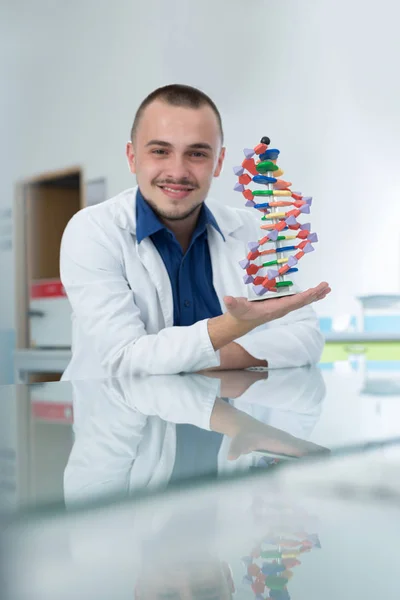 Joven investigador alegre — Foto de Stock