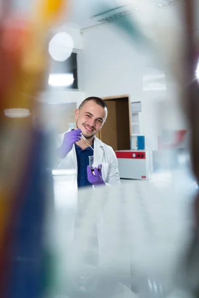 Joven investigador alegre — Foto de Stock