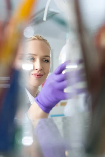 Investigadora en un laboratorio — Foto de Stock