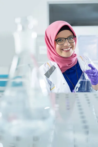 Trabajador de laboratorio musulmán — Foto de Stock