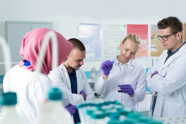 Grupo de científicos que trabajan en el laboratorio — Foto de Stock