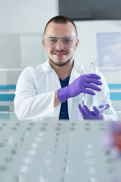 Scientifique souriant travaillant en laboratoire — Photo