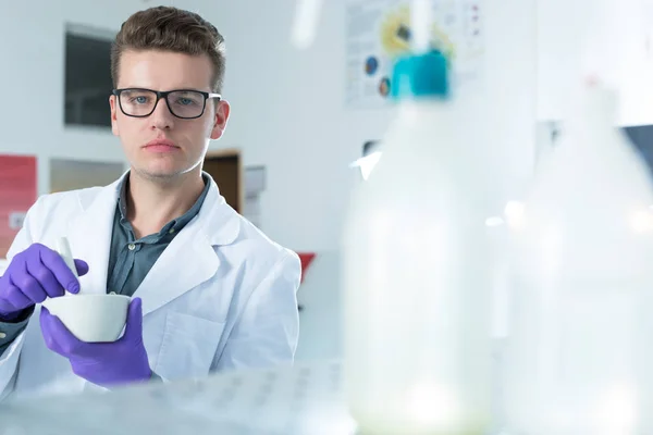 Joven investigador alegre — Foto de Stock