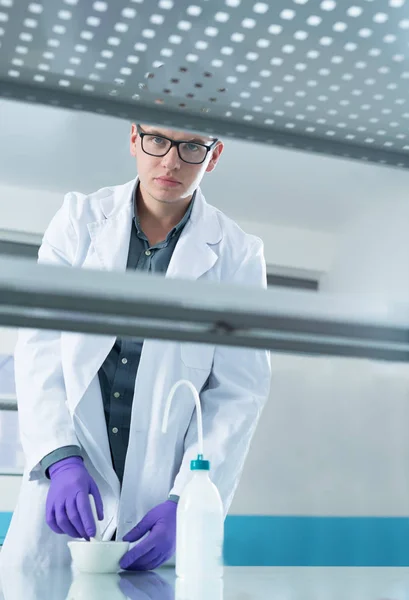 Joven doctor científico — Foto de Stock