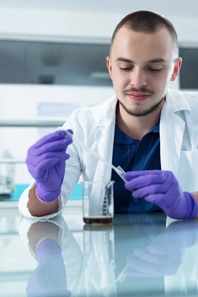 Cientista sorrindo trabalhando em laboratório — Fotografia de Stock