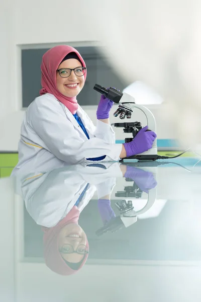 Trabajador de laboratorio musulmán — Foto de Stock