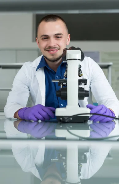 Fröhlicher junger Forscher — Stockfoto