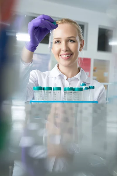 Investigadora num laboratório — Fotografia de Stock