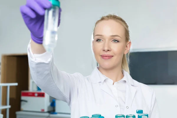 Investigadora num laboratório — Fotografia de Stock