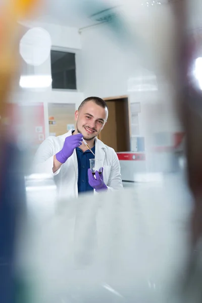 Científico trabajando en laboratorio — Foto de Stock