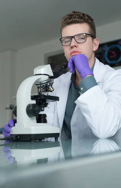 Joven científico en laboratorio — Foto de Stock