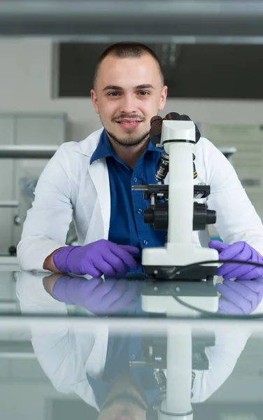 Retrato de químico masculino caucásico — Foto de Stock