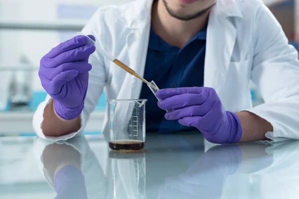 Científico en mientras uniforme — Foto de Stock