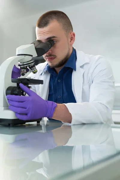 Joven Científico Investigando Sustancia Microbiológica Microscopio — Foto de Stock