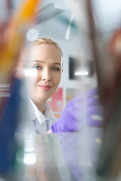 Investigadora en un laboratorio — Foto de Stock