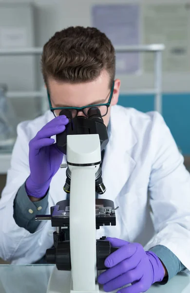 Wetenschapper werkt met microscoop — Stockfoto