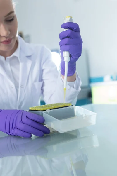 Investigadora en un laboratorio — Foto de Stock