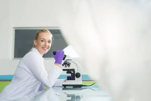 Vrouwelijke onderzoeker in een lab — Stockfoto