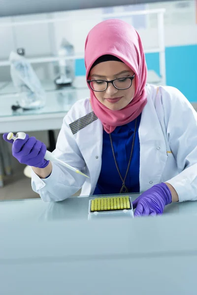 Trabajador de laboratorio musulmán — Foto de Stock