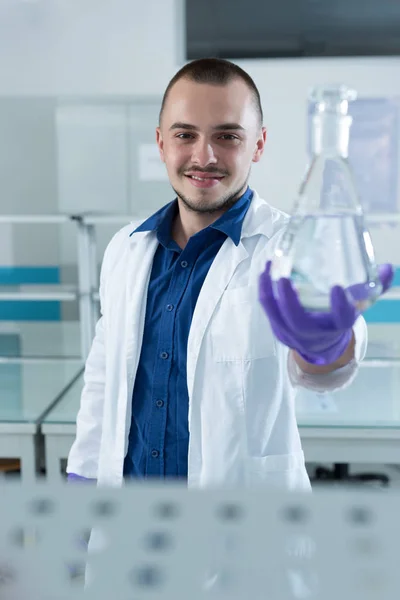 Joven investigador alegre — Foto de Stock