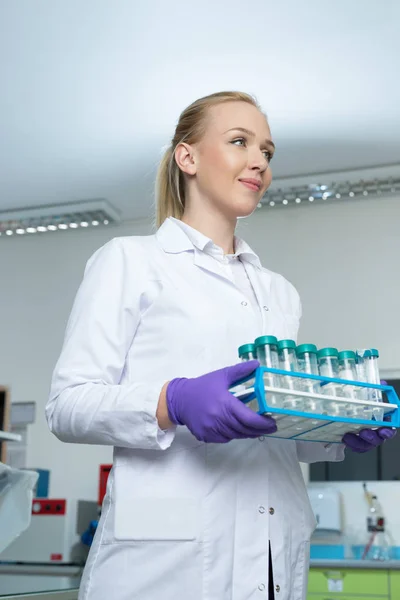 Investigadora num laboratório — Fotografia de Stock