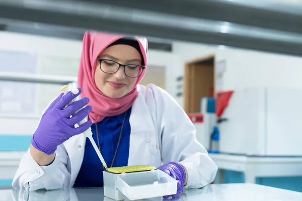 Trabajador de laboratorio musulmán con hijab — Foto de Stock