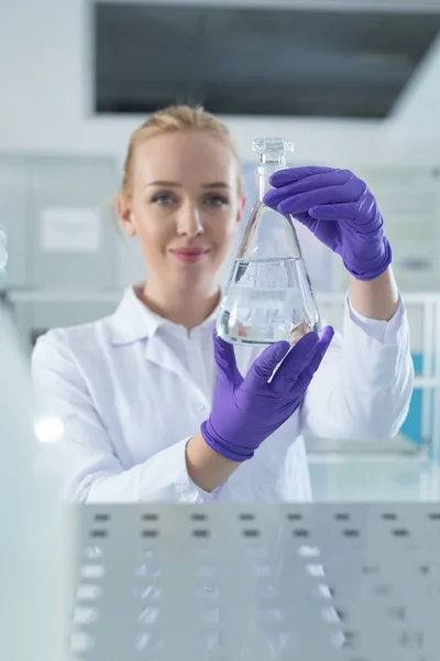 Investigadora num laboratório — Fotografia de Stock