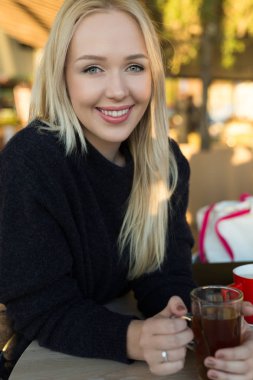 sarışın içme kahve ya da çay