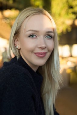 Güzel sarışın kadın. 