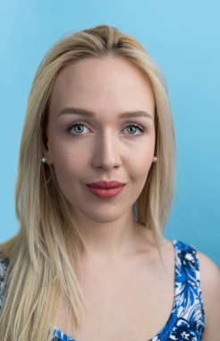 Gülümseyen genç sarı saçlı kadın 