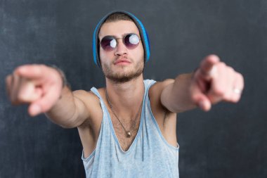 yakışıklı ve moda genç adam