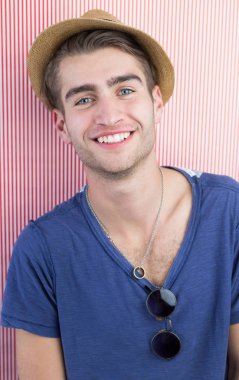 mutlu kendine güvenen genç adam 