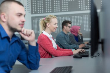 Modern ofiste çalışan iş adamları