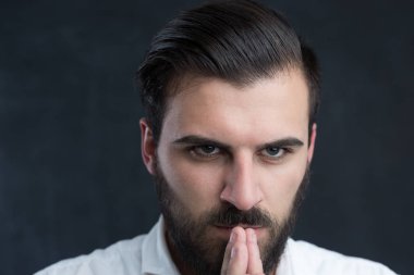 Beyaz tişörtlü adam 