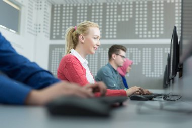 Modern ofiste çalışan iş adamları