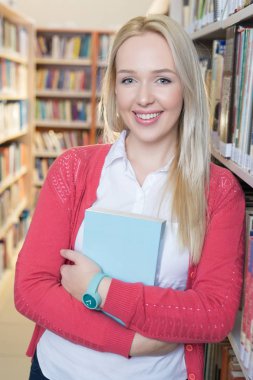 sarışın öğrenci gülümseyen 