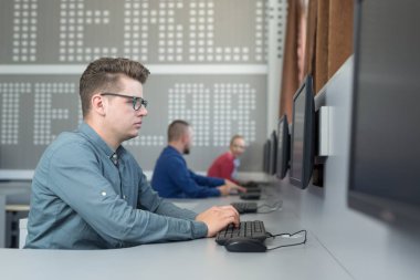 Modern ofiste çalışan iş adamları